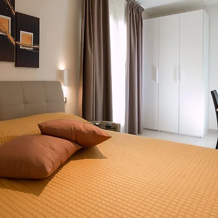 Hotel Xenia 3*